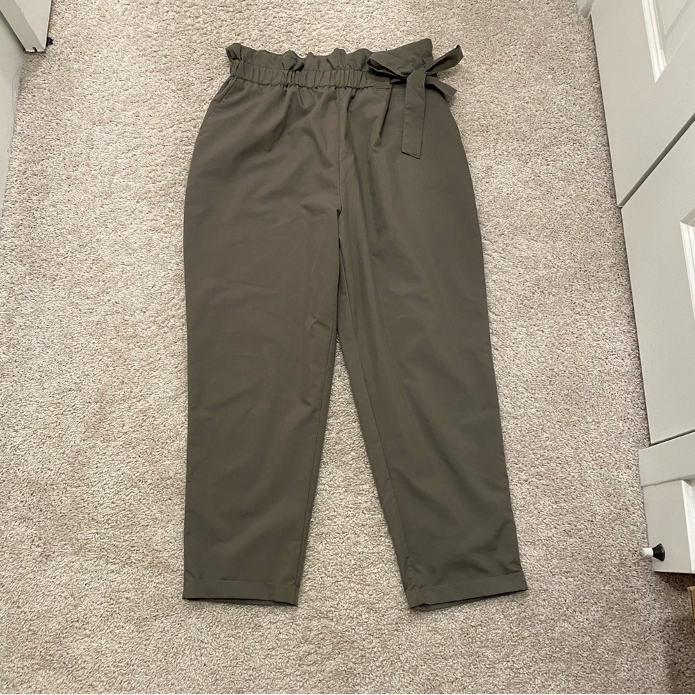 ZARA Basic green paper bag pant with adjustable high waist and cropped length